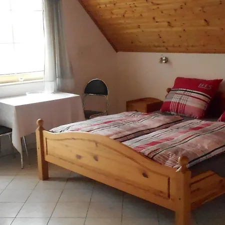 Δωμάτια σε οικογενειακή κατοικία Gaestehaus Kathi Gyenesdiás